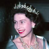 Das "Girls of Great Britain and Ireland"-Diadem gehört zu den funkelnsten Stücken der Schmucksammlung der Queen und ist seit der Hochzeit ihrer Großmutter 1893 im Besitz der Windsors. Dazu trägt Elizabeth II. die "Dagmar"-Kette aus Gold, Perlen und Diamanten.