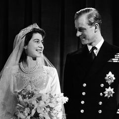 Bei ihrer Hochzeit mit Philip, dem Herzog von Edinburgh, im Jahr 1947, trägt die spätere Königin des Vereinten Königreichs das Garrard-Diamant-Fransen-Diadem ihrer Groẞmutter Queen Mary. 