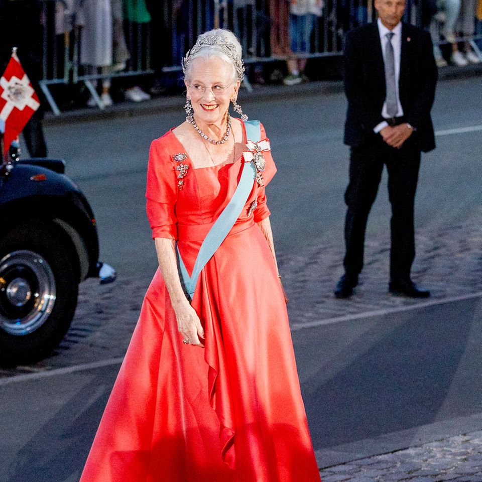 Es ist ihr großer Abend! Königin Margrethe sitzt seit 50 Jahren auf dem dänischen Thron – das muss gefeiert werden! Zur Galavorstellung auf der Alten Bühne des Königlichen Theaters erscheint die 82-Jährige in einer roten Robe, die von einer hellblauen Schärpe komplettiert wird. Auch trägt Margrethe viel Schmuck und Geschmeide. Wie sehr sie sich auf den Abend freut, ist ihr anzusehen.