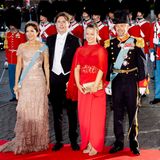 Prinzessin Isabella ist der Hingucker des Abends! Bei der Galavorstellung auf der Alten Bühne des Königlichen Theaters in Kopenhagen präsentiert sich die 15-Jährige in einer absoluten Wow-Robe. Das extravagante Design mit Spitzeneinsatz am Bauch und transparentem Cape-Detail stammt aus der Feder des dänischen Designers Lasse Spangenberg. 