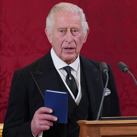 Bei seiner Proklamation zeigt König Charles erstmals die neue Royal Cypher, also die neuen Initialen, die bald auf britischen Banknoten, Münzen, Pässen, Briefmarken und vielem mehr zu finden sein werden. 