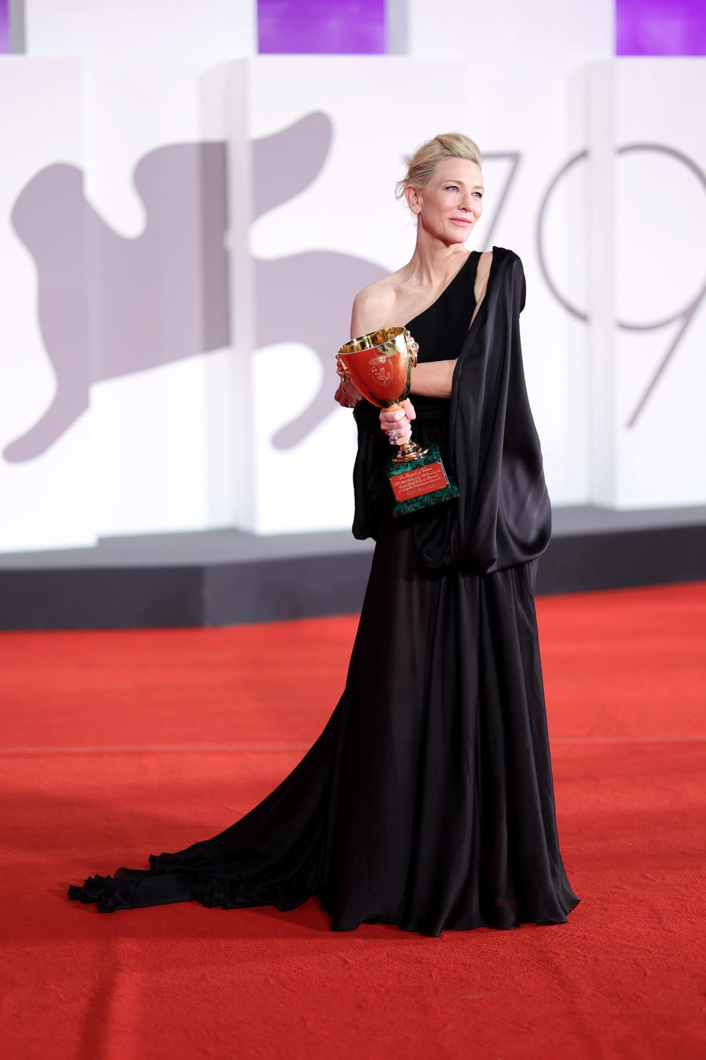 Auch die Stars bei den Filmfestspielen in Venedig drücken ihre Trauer um Queen Elizabeth aus. Cate Blanchett trägt ein schwarzes asymmetrisch geschnittenes Dress, um den "Coppa Volpi"-Preis in der Kategorie "Beste Schauspielerin" in ihrem Film "Tar" entgegenzunehmen.