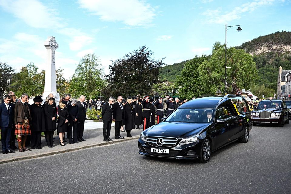 Queen Elizabeth (†96): Der Leichenzug fährt durch Ballater Der Leichenzug fährt durch Ballater