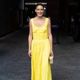 Keine New York Fashion Week ohne Olivia Palermo! Das Model versprüht mit ihrem strahlend gelben Sommerkleid gute Laune. Dazu kombiniert sie eine süße XS-Korbtasche.