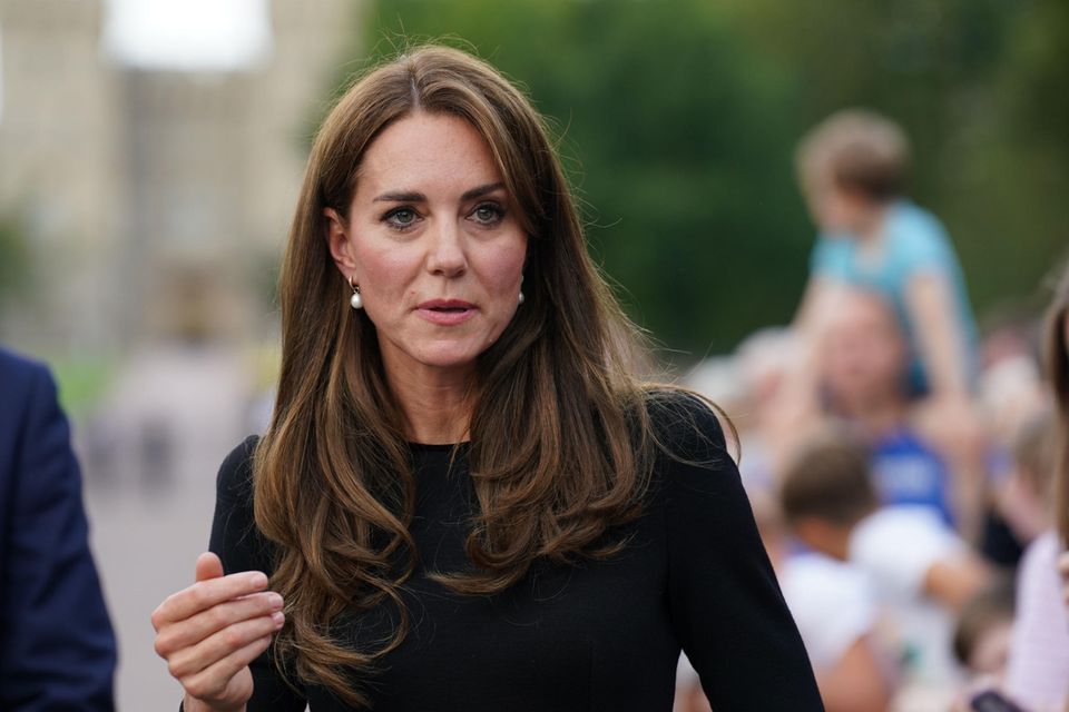 Kate trägt beim Besuch auf Schloss Windsor Perlenohrringe