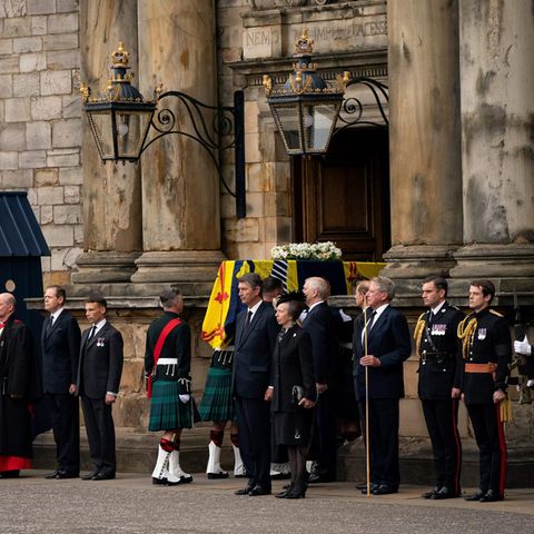 Queen Elizabeths Sarg ist in Edinburgh angekommen