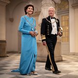 Königin Silvia überrascht mit König Carl Gustaf an ihrer Seite in einem ganz ähnlichen Look wie dem der Thronjubilarin. Ob das wohl abgesprochen war?
