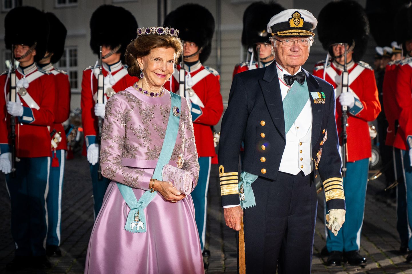 In feierlicher Stimmung zeigen sich auch die royalen Nachbarn Königin Silvia und König Carl Gustaf von Schweden auf dem roten Teppich.