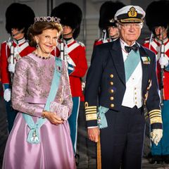 In feierlicher Stimmung zeigen sich auch die royalen Nachbarn Königin Silvia und König Carl Gustaf von Schweden auf dem roten Teppich.
