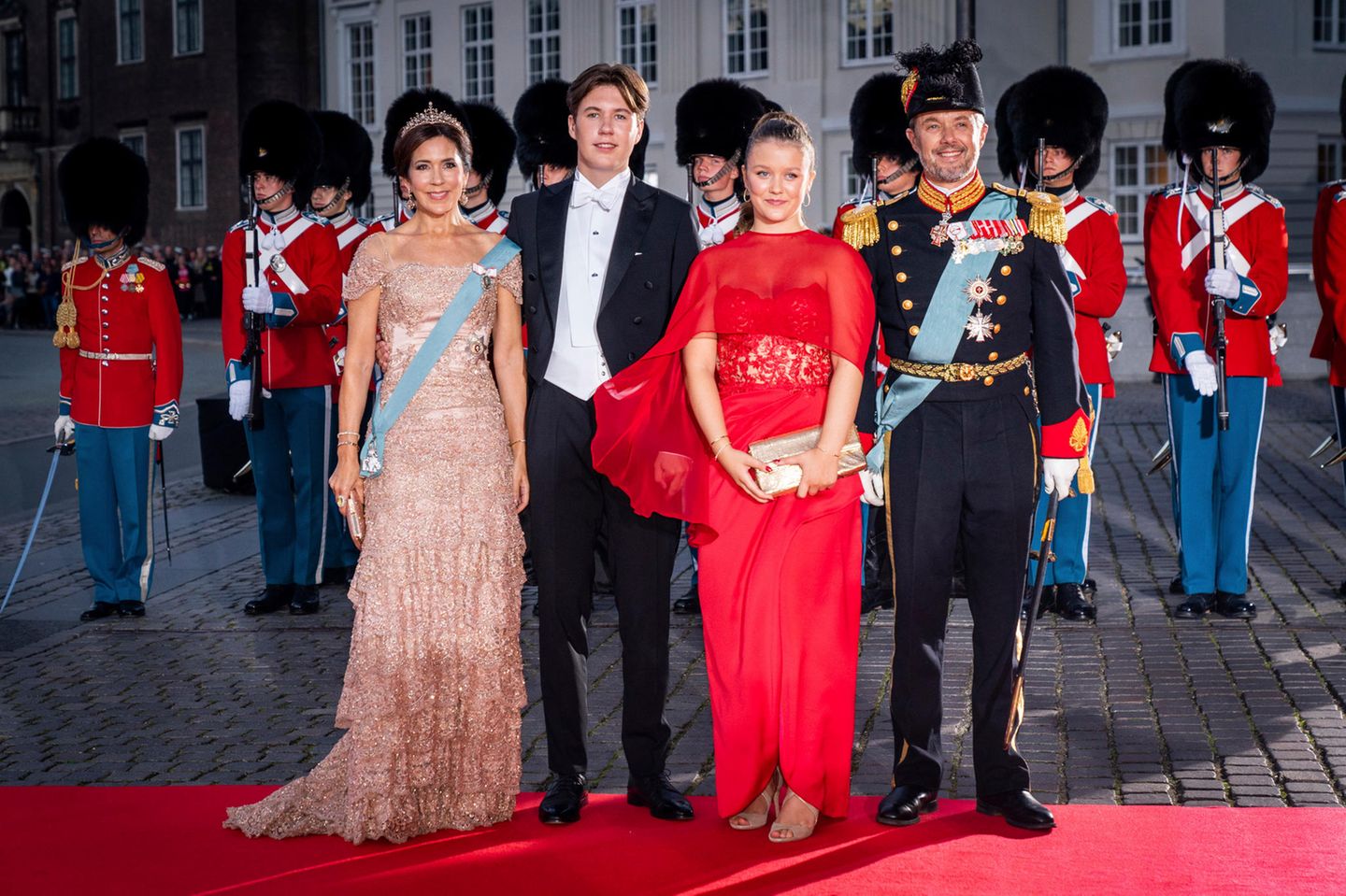 Prinzessin Mary, Prinz Christian, Prinzessin Isabell und Prinz Frederik strahlen alle über das ganze Gesicht. Nur die Zwillinge Josephine und Vincent sind nicht mit dabei gewesen.