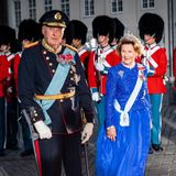 Die befreundeten skandinavischen Königsfamilien waren selbstverständlich auch eingeladen: König Harald und Königin Sonja auf dem Weg ins Theater.