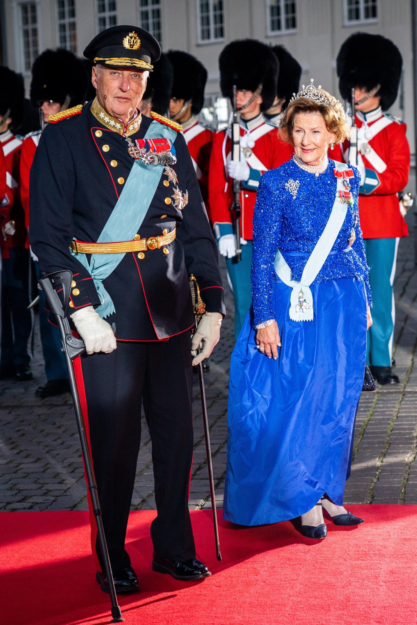 Die befreundeten skandinavischen Königsfamilien waren selbstverständlich auch eingeladen: König Harald und Königin Sonja auf dem Weg ins Theater.