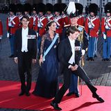 Schnell noch den richtigen Platz neben Papa Prinz Joachim einnehmen: Prinz Felix besucht zusammen mit Prinz Joachim Prinzessin Mary und Bruder Prinz Nikolai (l.) die Theatervorstellung.