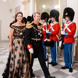 Am Abend des 11. Septembers steht dann das große Gala-Dinner auf Schloss Christiansborg an, für das sich nicht nur Prinzessin Mary im glamourösen Spitzenkleid und Prinz Frederik in Uniform mehr als feierlich gekleidet haben.