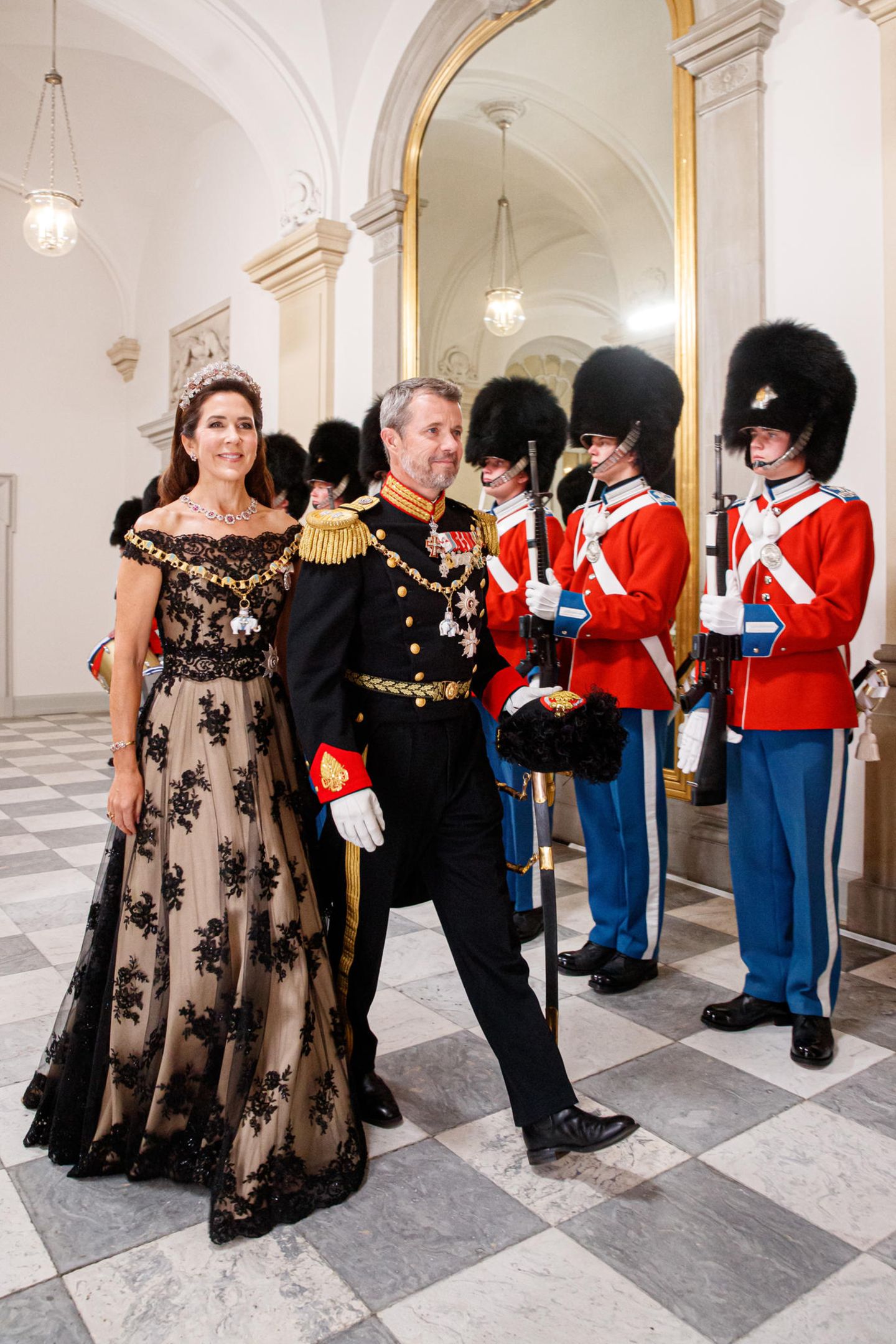 Am Abend des 11. Septembers steht dann das große Gala-Dinner auf Schloss Christiansborg an, für das sich nicht nur Prinzessin Mary im glamourösen Spitzenkleid und Prinz Frederik in Uniform mehr als feierlich gekleidet haben.