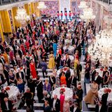 Auch im feierlich geschmückten Ballsaal des Schlosses erheben sich alle Gäste zu Ehren der Königin und ihrer royalen Gäste