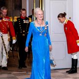 Die Königin selbst bezaubert nämlich in einer eleganten, meerblauen Samtrobe mit königlichem Ornat, prachtvoller Perlenkette und der Perlentropfen-Tiara.
