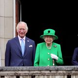 Ein strahlender Abschluss: Am letzten Tag der großen Feierlichkeiten zu ihrem 70. Thronjubiläum zeigt sich Queen Elizabeth in einem smaragdgrünen Mantel von Stewart Parvin und einen passenden Hut von Rachel Trevor-Morgan.