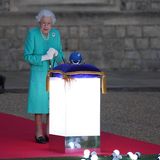Zum ersten Festtag ihres Platin-Jubiläums bringt Queen Elizabeth ihr Königreich nicht nur mit einer Licht-Installation symbolisch zum Leuchten. Auch ihr Outfit im strahlenden Türkis zum Auftakt des Festwochenendes im Juni 2022 sorgt für ein echtes Highlight vor Schloss Windsor.