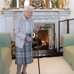 Ihren letzten Auftritt bestreitet die Queen zwei Tage vor ihrem Tod. In einem graukarierten Rock mit passender grauen Strickjacke und obligatorischem Perlenschmuck empfängt Elizabeth II. die neue Premierministerin Liz Truss in ihrer schottischen Sommerresidenz Schloss Balmoral.