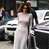 Kendall Jenner erreicht die Show von Khaite in einem wunderschönen grauen Strickkleid des Labels. Trotz des regnerischen Wetters in New York setzt das Model auf offene Stilettos. 