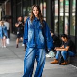 Vor der Show von Khaite lohnt sich der Blick auf die Straßen New Yorks. Jeans im Oversize-Look sind derzeit total angesagt und finden auch hier Anklang. Die helle Waschung des Sets ist dabei ein besonderes Highlight. 
