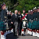 Bevor der schwierige Weg für König Charles und seine Geschwister beginnt, inspiziert er die Ehrengarde vor Holyroodhouse, die die Prozession begleiten wird.