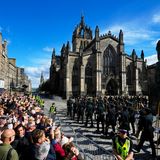 Vor der St. Giles' Kathedrale in Edinburgh haben schon tausende Menschen eingefunden.