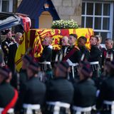 Die Prozession beginnt: Die sterblichen Überreste von Queen Elizabeth werden vor Holyroodhouse im geschmückten Sarg in den Leichenwagen geladen.