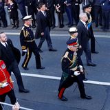 König Charles, Prinzessin Anne, Prinz Andrew und Prinz Edward schreiten in erster Reihe gemeinsam, dahinter Annes Eheman Sir Timothy Laurence.