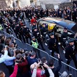 Der Weg führt die Prozession durch die Innenstadt von Edinburgh zur St. Giles' Kathedrale. Die Vier Kinder der Queen begleiten den Sarg.
