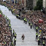 Tausende Menschen säumen still schweigend den Weg zur Kathedrale.