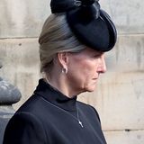 Unter den Trauergästen ist natürlich auch Gräfin Sophie