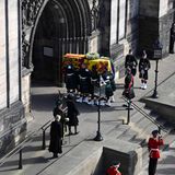 Mit größter Sorgfalt wird der Sarg der Queen in die Kathedrale getragen.