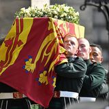 Eine schwere Last und eine große Ehre: Die Sargträger der Queen