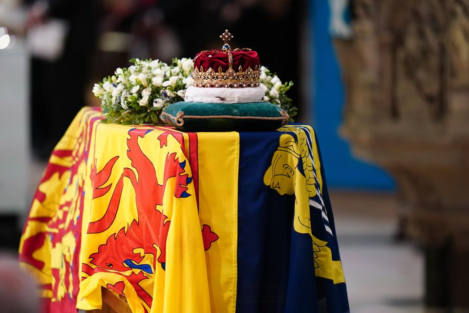 Die schottische Krone auf dem Sarg von Queen Elizabeth in der St. Giles' Cathedral am 12. September 2022.