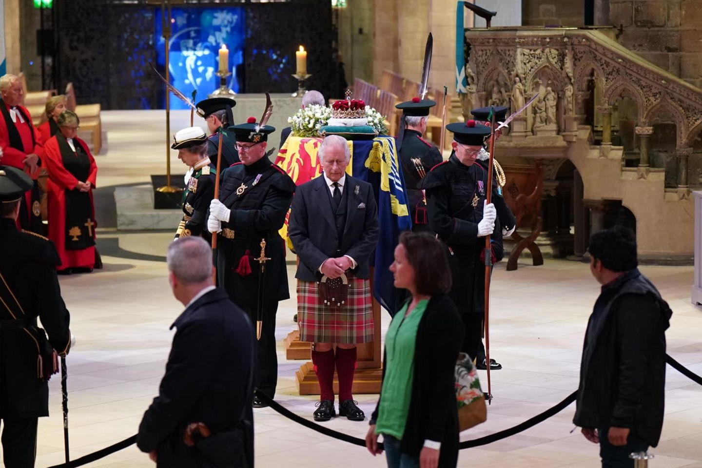Prinzessin Anne (li.), König Charles (vorne), Prinz Edward (re.) und Prinz Andrew (hinten) am Sarg von Queen Elizabeth in der St. Giles' Cathedral am 12. September 2022.