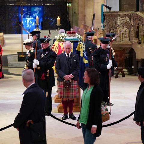 Prinzessin Anne (li.), König Charles (vorne), Prinz Edward (re.) und Prinz Andrew (hinten) am Sarg von Queen Elizabeth in der St. Giles' Cathedral am 12. September 2022.