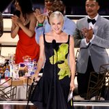 Selma Blair begeistert auf der Bühne der Emmy Awards in einem asymmetrischen Luxus-Look mit neongelben Glitzer-Details von Alexander McQueen.