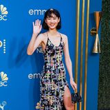 Der südkoreanische "Squid Games"-Star Jung Ho-yeon gibt ihr Emmy-Debüt in einem farbenfroh glitzernden Muster-Dress von Louis Vuitton.