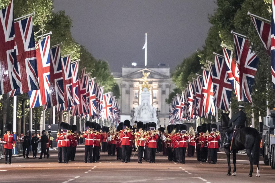 Frühmorgendliche Probe für die Sarg-Prozession von Queen Elizabeth am 13. September 2022 in London.