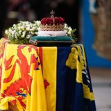 Queen Elizabeth Sarg Prozession: Sarg mit Krone
