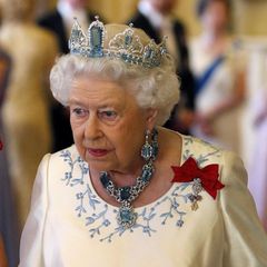 Seltene Farbe: Während die Kostüme von Queen Elizabeth häufig in Blau erstrahlen, ist die Farbe innerhalb ihrer Schmucksammlung eine Rarität. Das Set aus Aquamarin- und Diamant-Tiara und passender Kette ist ein Krönungsgeschenk des damaligen brasilianischen Präsidenten. Die großen brasilianischen Aquamarine wurden von Mappin & Webb in Diamanten gefasst.