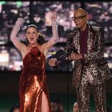 Juliette Lewis und RuPaul präsentieren den Emmy-Gewinner für die Beste Miniserie "The White Lotus", und so euphorisch wie Juliette feiert, glitzert ihr bronzefarbener Pailletten-Look im Scheinwerferlicht besonders schön.