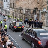 Queen Elizabeth Sarg Prozession: Ankunft auf der Royal Mile in Edinburgh
