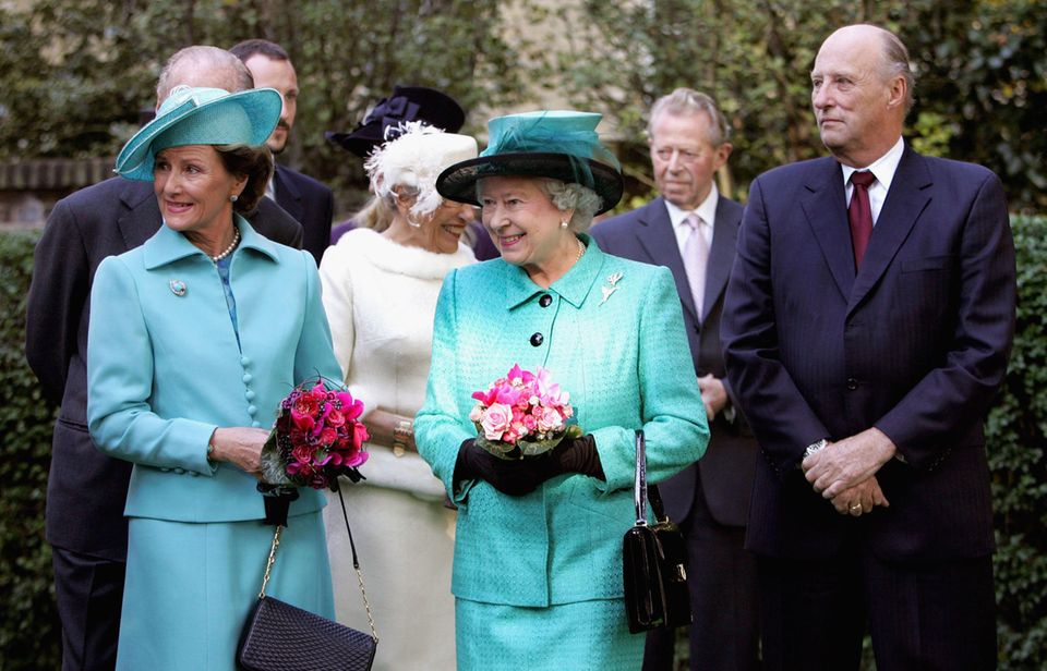 Königin Sonja, Queen Elizabeth, †96, und König Harald am 27. Oktober 2005 in London.