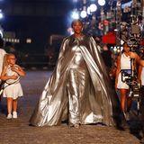 Bevor Serena Williams in der Front Row Platz nimmt, eröffnet sie im silberfarbenen Cape-Kleid die Vogue World Runway Show. 