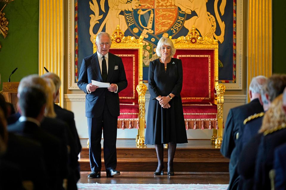 König Charles hält an der Seite seiner Frau Königin Camilla eine Rede als Antwort auf die Beileidsbekundungen seitens der nordirischen Versammlung in Hillsborough Castle in Belfast am 13. September 2022.