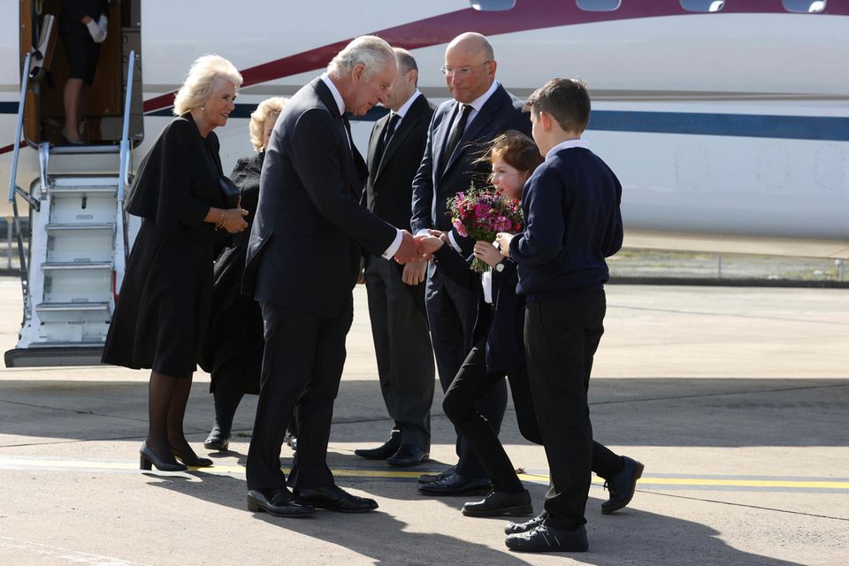 König Charles und Königin Camilla werden am Flughafen von Belfast in Nordirland am 13. September 2022 in Empfang genommen.