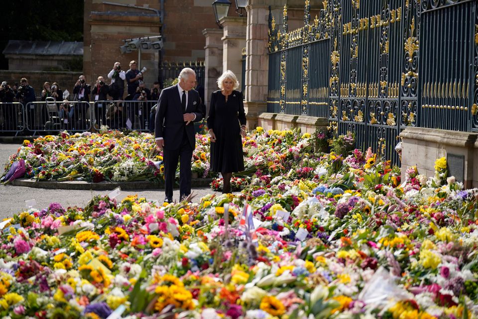 König Charles und Königin Camilla bewundern das Blumenmeer vor dem Hillsborough Castle in Belfast am 13. September 2022.